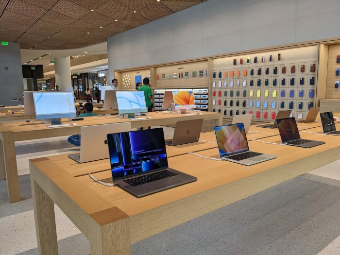 Here's a first look of the Apple store that opens in Mumbai tomorrow ...